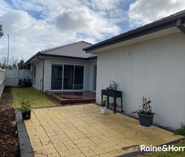 10 Thornbury Way, Williams Landing, VIC 3027 - Photo 2