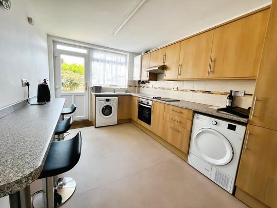 4 bedroom end of terrace house to rent - Photo 1