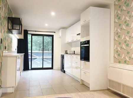 Completely refurbished 2 bedroom townhouse - Photo 4