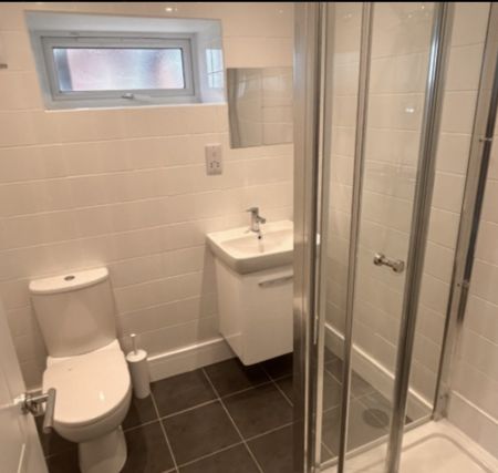 1 bed Apartment - To Let - Photo 5