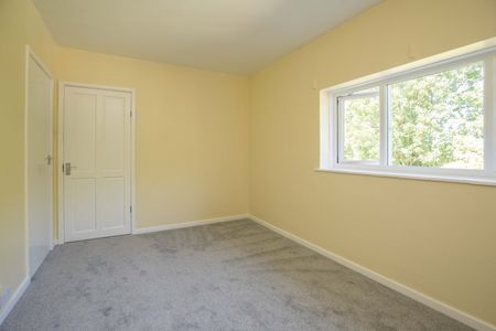 Esher, KT10 (Semi-Detached) - Photo 4