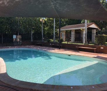 Air conditioned & Renovated 3 Bedrooms Townhouse - Photo 1