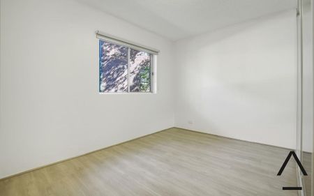 Renovated, Spacious and Sun-Drenched One Bedroom Apartment , Conveniently Located - Photo 4