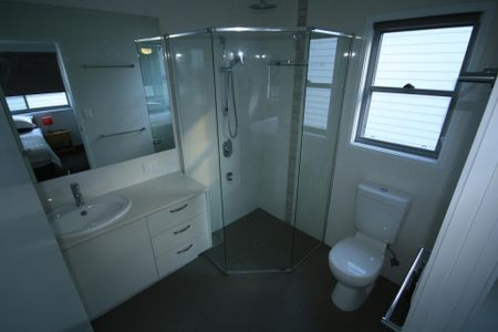 MODERN LOW MAINTENANCE 2 BEDROOM TOWNHOUSE IN CENTRAL GLADSTONE - Photo 5
