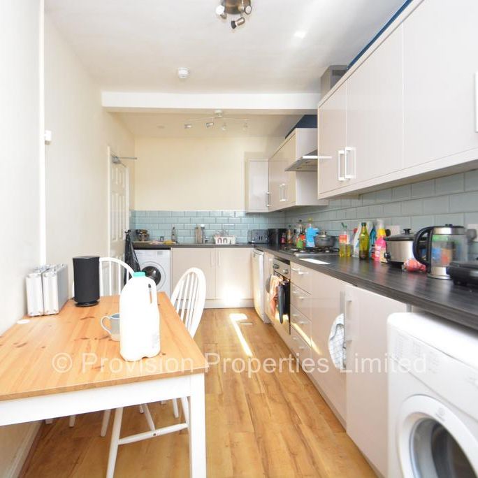 12 bedroom end of terrace house to rent - Photo 1