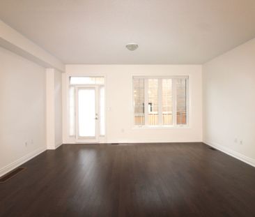 For Lease - 3 Terrain Court, East Gwillimbury, Ontario - Photo 3