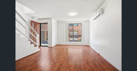 Air-Conditioned Three Bedroom Townhouse with Large Easy-Care Courtyard and Single Garage! - Photo 2