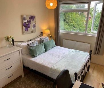 Windsor Close, GU2 - Photo 1