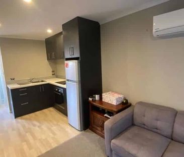 Self-Contained Modern Room Next to the University - Photo 4