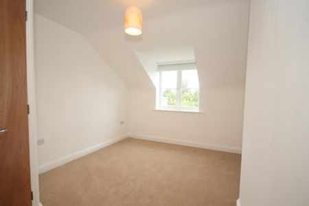 Tudor Way, Knaphill, Woking - Photo 2