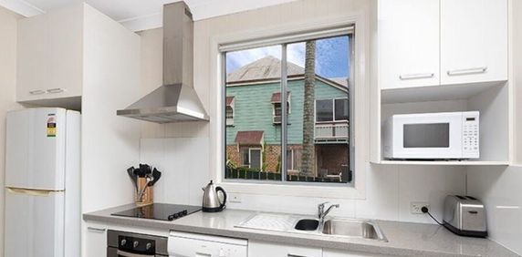 Modern Three Bedroom Unit - Great location and close to all amenities. Water includes in rent. - Photo 2