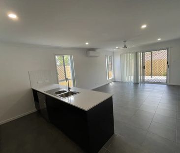 Modern 4 bedroom home in quiet location - Photo 3
