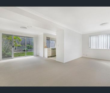 MODERN TOWNHOUSE WITH DLUG IN A TRANQUIL ESTATE - Photo 1