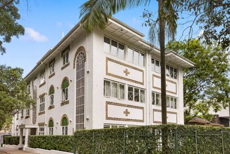 Renovated North Facing Art Deco Apartment In Highly Sought After Location - Photo 5