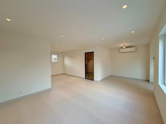 Volledig gerenoveerde woning met 3 slaapkamers en tuin te Izegem! - Photo 1