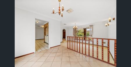 Spacious Family Home in a Convenient Parkwood Location - READY TO MOVE IN - Photo 2