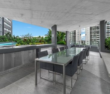 SKYRING APARTMENTS - LARGE 2 BEDROOM APARTMENT WITH STUNNING VIEWS - Photo 2