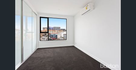 CONVENIENCE MEETS COMFORT IN THIS CENTRAL BAYSIDE HOME! - Photo 2