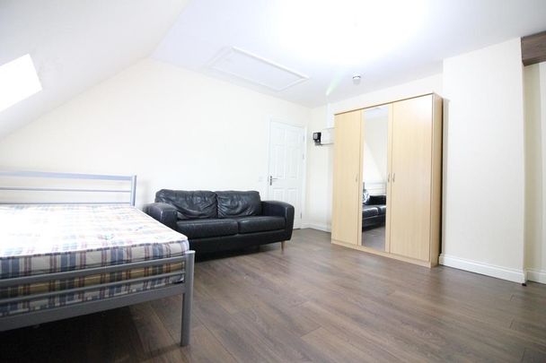 Hatton Road, Feltham - Photo 1