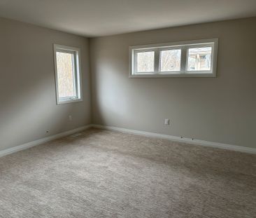 For Lease - 5 Wilson Court, Thorold, Ontario - Photo 2