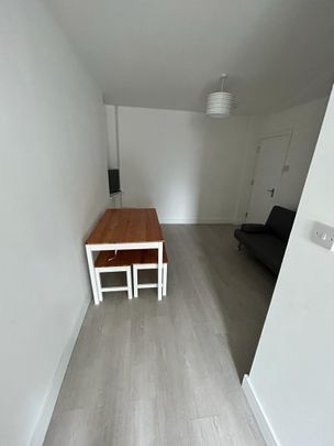Room For Rent Queen Street, Pontypridd - Photo 1