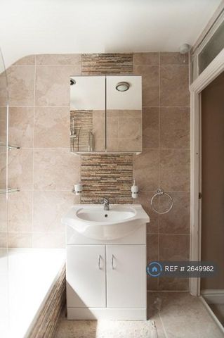 1 bedroom in a house share to rent - Photo 2