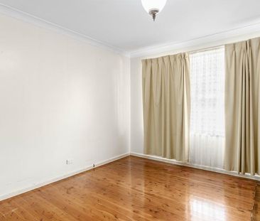 FRESHLY PAINTED 4 BEDROOM HOME IN IDEAL LOCATION - Photo 3