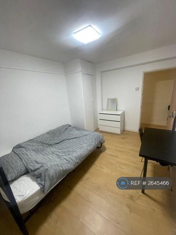 1 bedroom in a flat share to rent - Photo 2