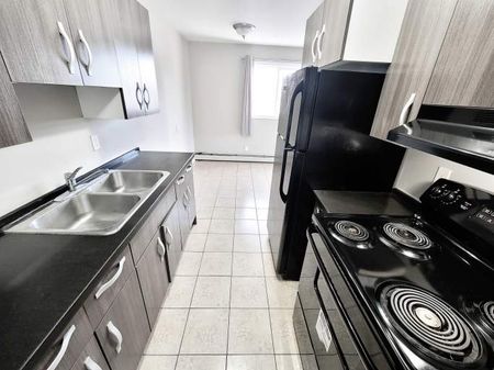 Aquarius Place Apartments - Photo 3