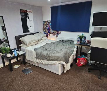 6 Bed - 14 Ash Road, Headingley, Leeds - LS6 3HD - Student - Photo 4