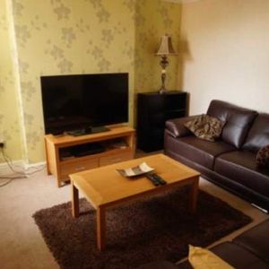 4 bedroom property to rent in Salford - Photo 2