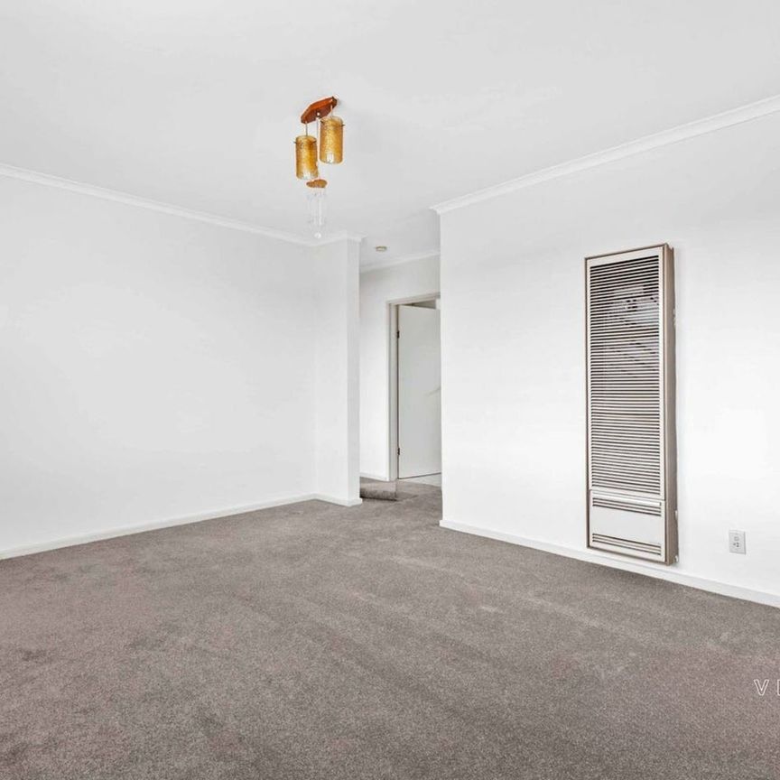 Your Perfect Footscray Retreat – Fresh, Bright & Convenient! - Photo 1