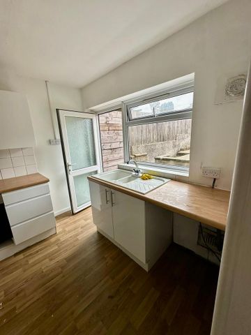 2 bedroom terraced house to rent - Photo 2