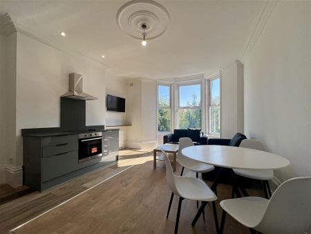 4 bedroom apartment to rent - Photo 4