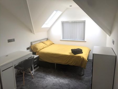 4 bedroom apartment to rent - Photo 4