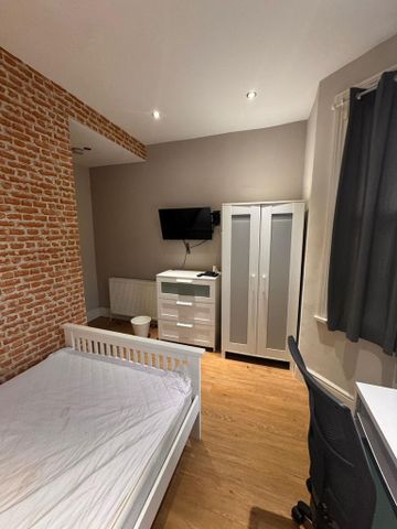 1 bedroom in a house share to rent - Photo 4