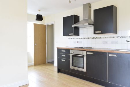 Two Bedroom Flat- Walk to Kings Chase Shopping Centre - Photo 2