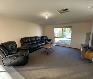 Stunning Family Home - Photo 2