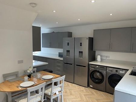 6 bedroom end of terrace house to rent - Photo 4