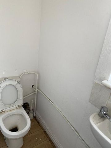 4 bedroom flat to rent - Photo 2