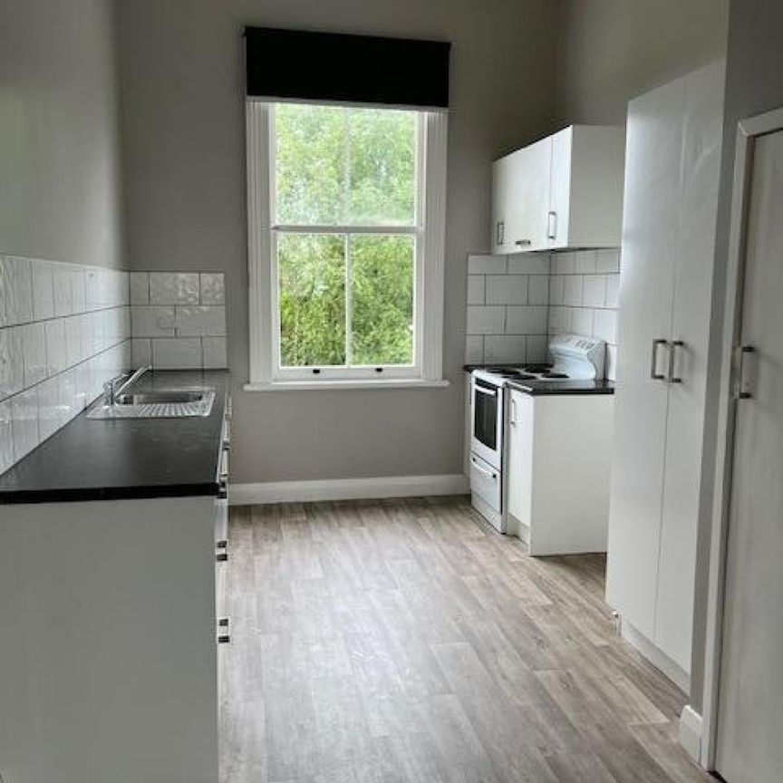 Handy two-bedroom - Photo 1