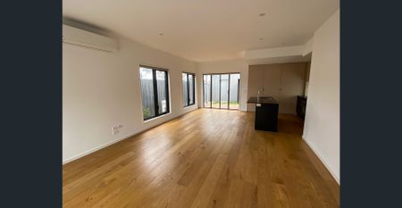 “Modern & Spacious“ - Photo 5