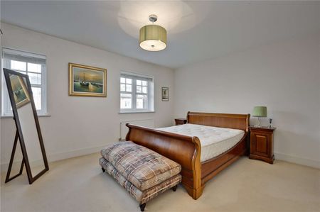 A stunning four bedroom family home located in the beautiful and peaceful Claygate village. - Photo 2