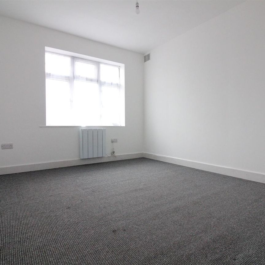 Westbury Road, Feltham - Photo 1
