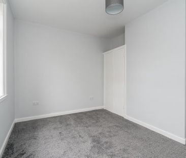 2 bedroom ground floor flat to rent - Photo 2
