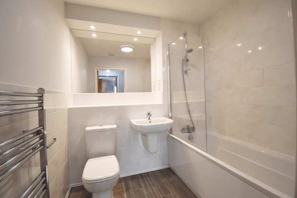 Green Lane, Shepperton, TW17 - Photo 1