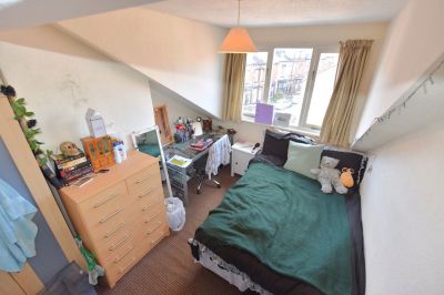 4 bedroom House in Cardigan Lane, Leeds - Photo 4