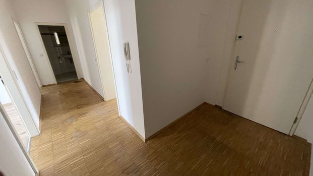 1. OG/ großes Wohnzimmer + Balkon / Stellplatz mögl. ! - Photo 1