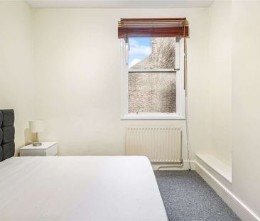 A spacious one double bedroom apartment with open plan kitchen/rece... - Photo 6