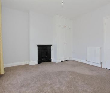3 bedroom end of terrace house to rent - Photo 4